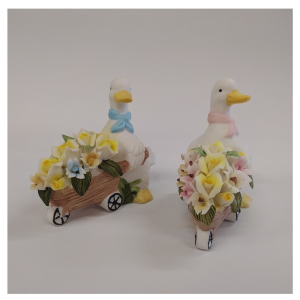 Soggetto in porcellana con fiori.MIS.10X8CM