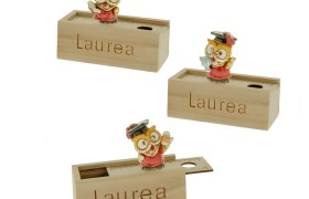Gufo laurea in resina su box legno.ASS.3 MIS.11XH8cm