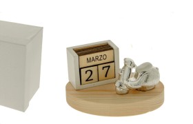 Vespa in resina argentata su base legno e calendario,scatola compresa.MIS.11X H6CM