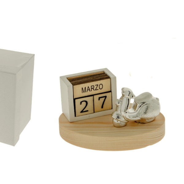 Vespa in resina argentata su base legno e calendario,scatola compresa.MIS.11X H6CM