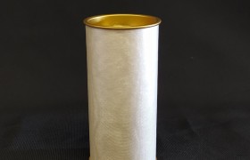 Scatola di cartone rivestita con fondo e coperchio metallo.DIAM.4CM H10CM