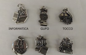 Ciondoli soggetti laurea in ottone bagno argento.H 2CM CM MADE IN ITALY