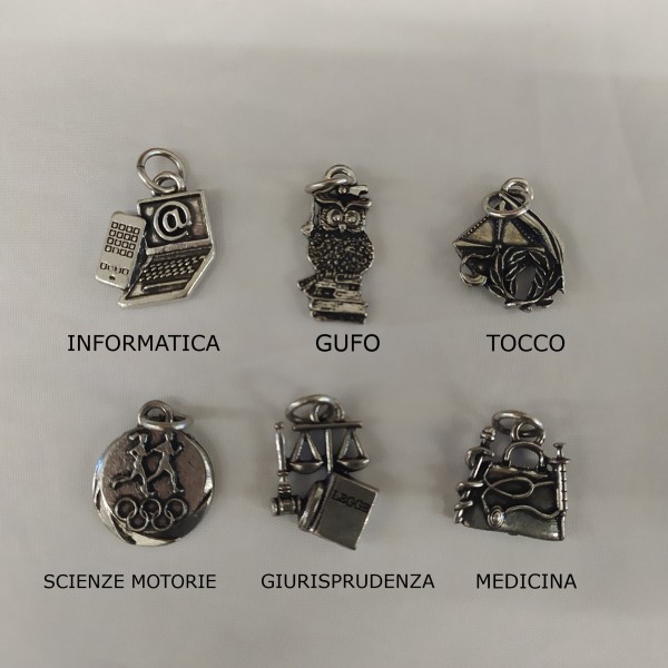 Ciondoli soggetti laurea in ottone bagno argento.H 2CM CM MADE IN ITALY