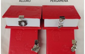Scatola libro in similpelle con ciondolo in ottone bagno argento.MIS:7x9 CM MADE IN ITALY