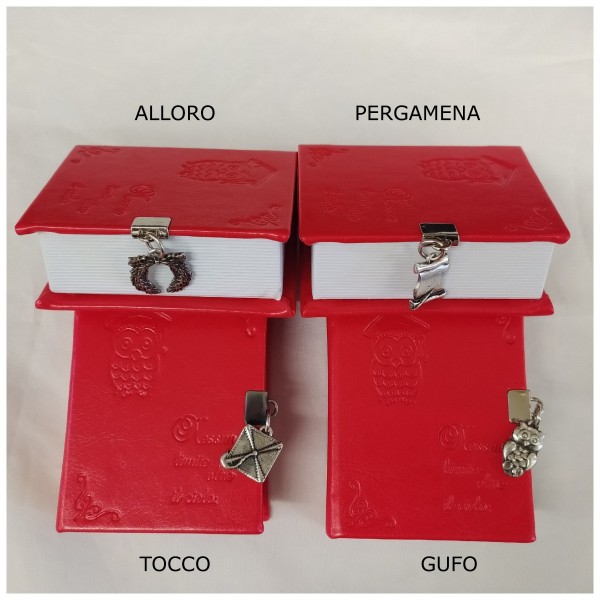 Scatola libro in similpelle con ciondolo in ottone bagno argento.MIS:7x9 CM MADE IN ITALY