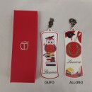 Segnalibro similpelle con ciondolo in ottone bagno argento.MIS:5x12CM.Compreso di scatola regalo.MADE IN ITALY