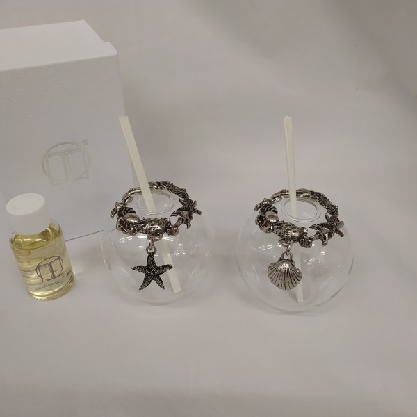 Profumatore vetro con applicazioni in ottone bagno argento.MIS:8x8CM.Compreso di scatola,bastoncini e profumo.MADE IN ITALY
