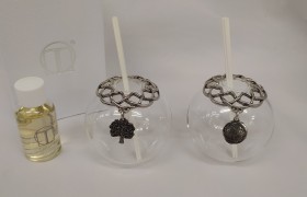 Profumatore vetro con applicazioni in ottone bagno argento.MIS:8x8CM.Compreso di scatola,bastoncini e profumo.MADE IN ITALY