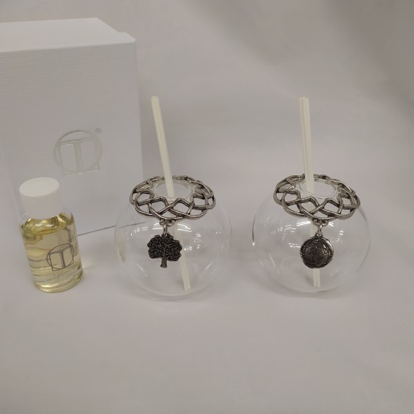 Profumatore vetro con applicazioni in ottone bagno argento.MIS:8x8CM.Compreso di scatola,bastoncini e profumo.MADE IN ITALY