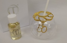 Profumatore vetro con applicazioni in ottone bagno argento.MIS:8x8CM.Compreso di scatola,bastoncini e profumo.MADE IN ITALY