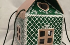 Scatola verde forma casetta con manici corda.CM20x20 H18