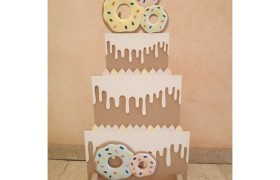 Display in legno con decorazioni donuts. CM 40 H 80