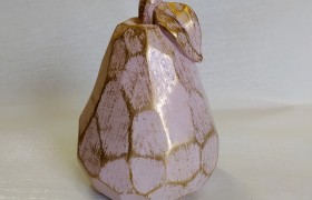 Pera in legno sfaccettato decoro oro .MIS.9x12cm