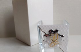 Vasetto vetro con decoro bianco strass e placca,scatola compresa.MIS.5,5x6cm