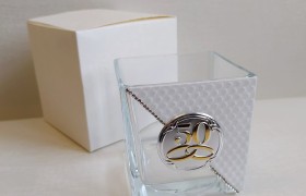 Vasetto vetro con decoro bianco strass e placca,scatola compresa.MIS.7x8cm