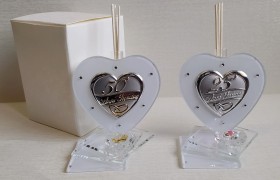 Profumatore vetro con placca a cuore,compreso di bastoncini e scatola.MIS.8x8cm