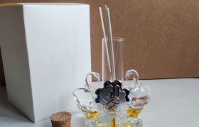 Profumatore vetro e cigni  cristallo con placca,compreso di bastoncini tappo e scatola.MIS.10x10 cm