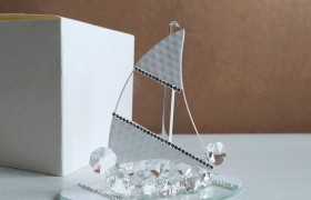 Barca vetro e cristallo con decoro bianco e strass ,scatola compresa.MIS.11x10cm