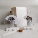Profumatore vetro con placca, decoro bianco e strass,compreso di bastoncini tappo e scatola.MIS.9x11 cm