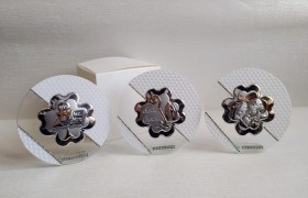 Icona vetro  decoro bianco, strass e placca in laminato,scatola compresa.DIAM.11cm