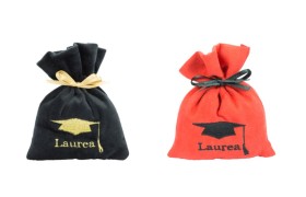 Sacchetto velluto con ricamo tocco laurea. CM 10x13 (fiocchi e imbottitura non compresi)