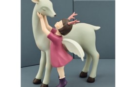 Bimba alata con cerbiatto. CM 22