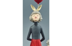 Donna con palloncino rosso alle spalle. CM 46