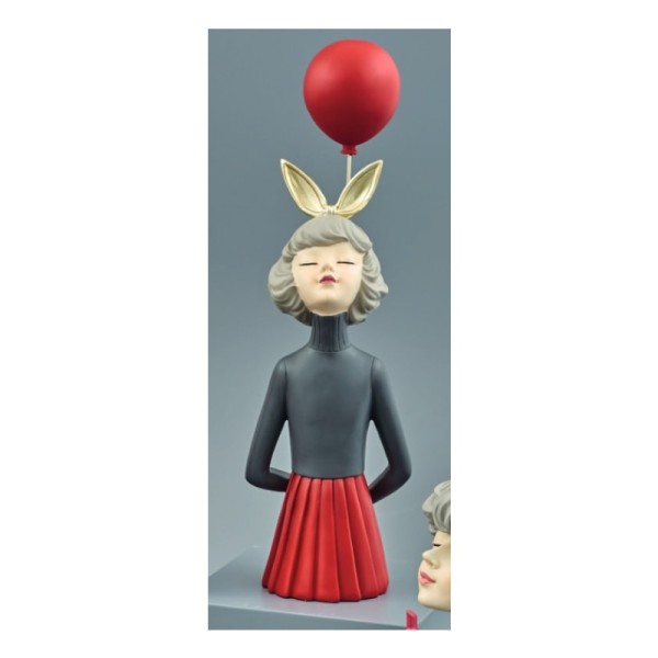 Donna con palloncino rosso alle spalle. CM 46