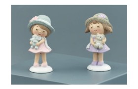 Bimba in resina con cappellino e animaletto. Ass 2. CM 8