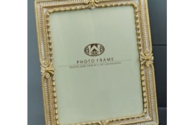 Portafoto con dettagli oro. CM 20X25 (MIS. INT.)