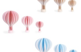 Set 3 mongolfiere in carta con base legno rosa, azzurro e beige. H.24 -35- 46