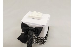 Scatolina cartoncino con dettagli strass, fiocco nero e gesso 18. CM 5x5 H 5