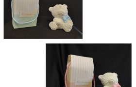 Orso in resina con decoro rose girate in rilievo, completo di scatola bomboniera.CM.9