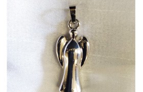 Ciondolo metallo a forma di angelo stilizzato. H 3cm