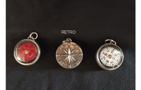 Ciondolo in ottone bagno argento con bussola e rosa dei venti.Diam.2,8 cm MADE IN ITALY