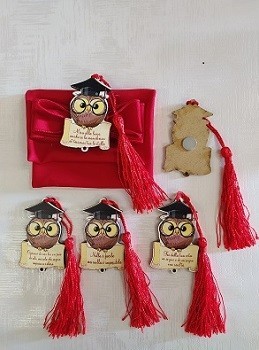Busta tessuto con fiocco e applicazione legno gufo con 4 scritte assortite.Mis.10,5xH 9 cm.