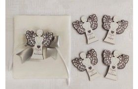 Sacchetto tessuto con fiocco raso e applicazione legno angelo e 5 scritte assortite .Mis 12x H13,5 cm