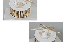 Scatola legno bicolore con applicazione gesso e fiocco.Mis.7x3,8 cm