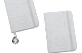 Mini notes in similpelle con ciondolo ricoperto in argento e scatola.Mis.10,5x7,5 MADE IN ITALY