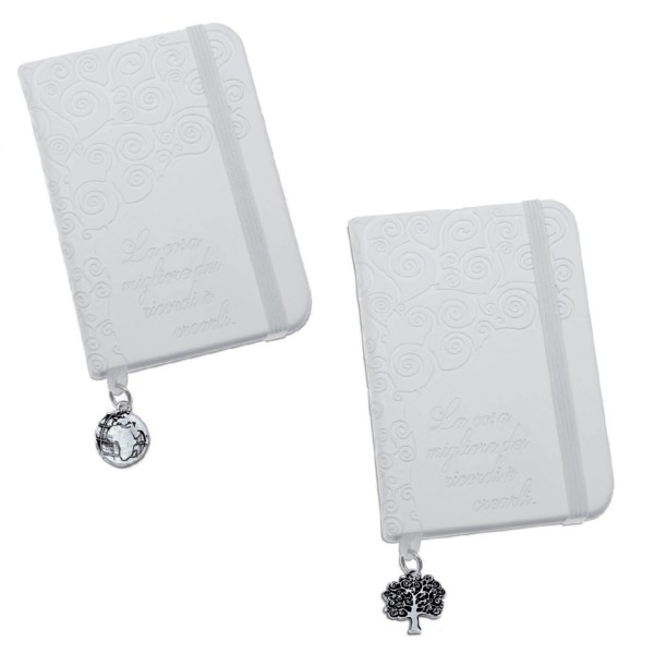 Mini notes in similpelle con ciondolo ricoperto in argento e scatola.Mis.10,5x7,5 MADE IN ITALY