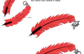 Penna plastica con ciondolo in ottone bagno argento.Mis.14cm MADE IN ITALY