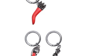 Portachiavi in ottone ricoperto in argento e smalto rosso.CM5  MADE IN ITALY