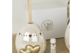 Diffusore uovo di ceramica perlata.Compreso di scatola ,bastoncini e profumo. H 10 cm