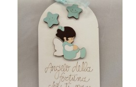 Targa legno con dedica e angelo azzurro. CM 13