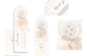 Matita mongolfiera beige con fiocchi tulle e busta carta.CM 21
