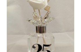 Profumatore in vetro con applicazione "25" in plexiglass specchiato argento con scatola. MIS.6,5X6,5 H14CM