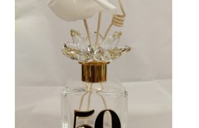 Profumatore in vetro con applicazione "50" in plexiglass specchiato argento con scatola. MIS.6,5X6,5 H14CM