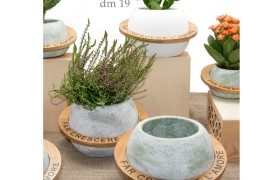 Vaso portapiante in ceramica e legno con frase. Ass 3 colori. h14 diam.19