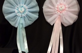 Coccarda tulle e doppio raso a scacchi azz. o rosa.Applicazione cuore con pizzo e carozzina.Diam.46 MADE IN ITALY