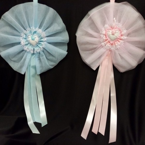 Coccarda tulle e doppio raso a scacchi azz. o rosa.Applicazione cuore con pizzo e carozzina.Diam.46 MADE IN ITALY